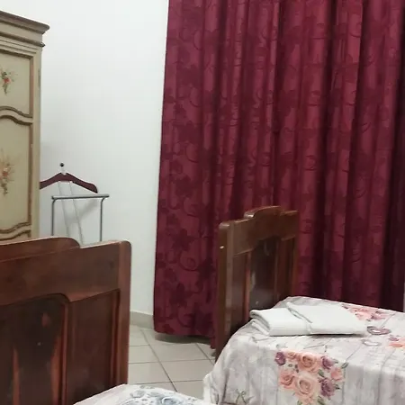 Bed & Ship Archimediterraneo فندق مبيت وإفطار كروتوني